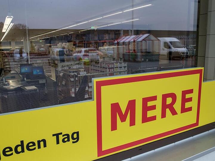 Wenige Tage vor der Eröffnung des neuen Discounters in Leipzig stehen Paletten mit Waren hinter den Fenstern.