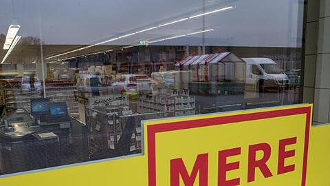 Wenige Tage vor der Eröffnung des neuen Discounters in Leipzig stehen Paletten mit Waren hinter den Fenstern.