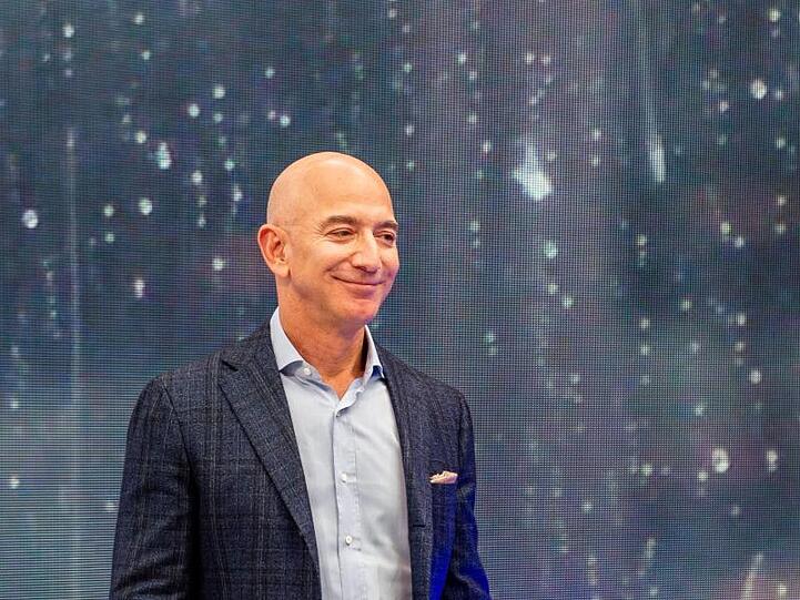 Jeff Bezos ist Chef von Amazon und der wohl reichste Mensch der Welt.