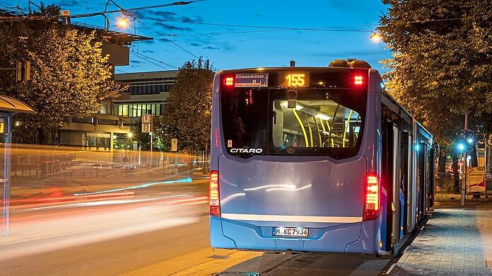 Ein Nahverkehrsbus der Münchner Verkehrsgesellschaft an einer Haltestelle.