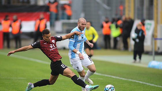 Sechzigs Manni Starke im Zweikampf mit Marcel Costly.