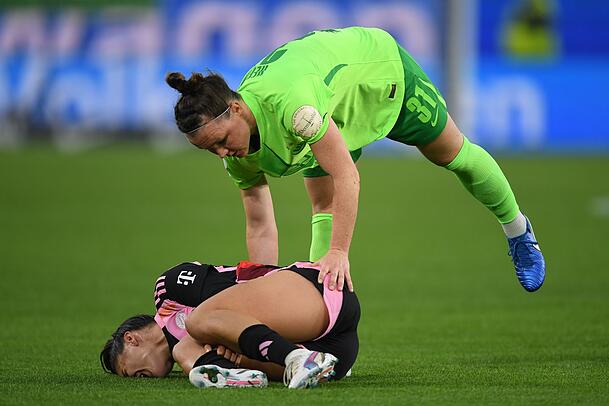 Bitter für Bayern: Stürmerin Jovana Damnjanovic muss nach einem heftigen Luft-Zweikampf mit Marina Hegering vorzeitig raus.