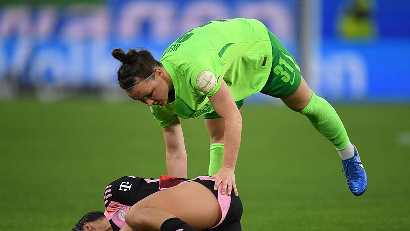 Bitter für Bayern: Stürmerin Jovana Damnjanovic muss nach einem heftigen Luft-Zweikampf mit Marina Hegering vorzeitig raus. Bitter für Bayern: Stürmerin Jovana Damnjanovic muss nach einem heftigen Luft-Zweikampf mit Marina Hegering vorzeitig raus.