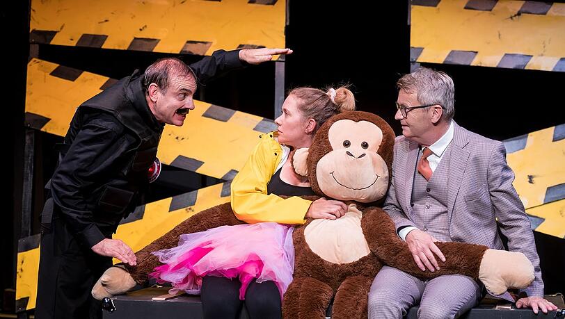 Miguel Abrantes Ostrowski (links), Yael Hahn und René Heinersdorff in einer turbulenten Szene.