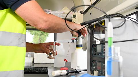 Das Grundwasser wird in Bayern an vielen Messstellen analysiert. (Archivbild)