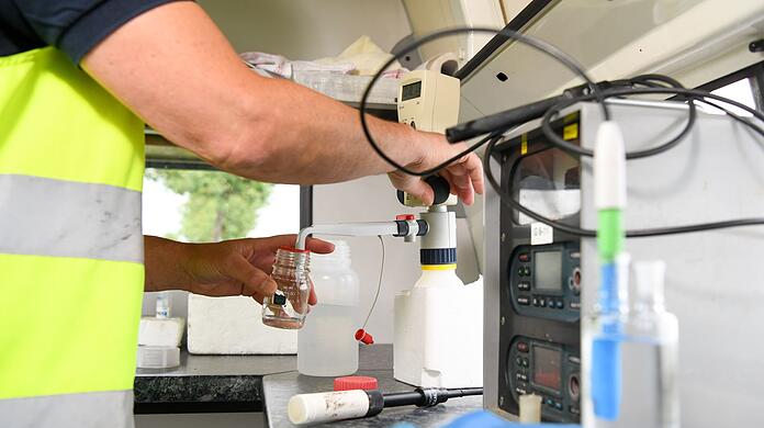 Das Grundwasser wird in Bayern an vielen Messstellen analysiert. (Archivbild)