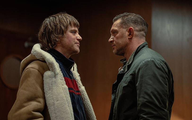 Hat Harry (Tom Hardy, rechts) in Frankie (Johnny Flynn) seinen Endgegner gefunden? Frankie ist in Staffel zwei eine neue Figur in "MobLand" und soll Kat McAllister bei ihren Geschäften helfen. Hat Harry (Tom Hardy, rechts) in Frankie (Johnny Flynn) seinen Endgegner gefunden? Frankie ist in Staffel zwei eine neue Figur in "MobLand" und soll Kat McAllister bei ihren Geschäften helfen.