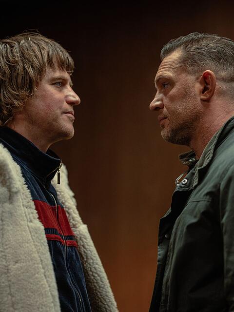 Hat Harry (Tom Hardy, rechts) in Frankie (Johnny Flynn) seinen Endgegner gefunden? Frankie ist in Staffel zwei eine neue Figur in "MobLand" und soll Kat McAllister bei ihren Gesch&auml;ften helfen.