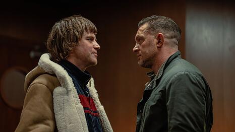 Hat Harry (Tom Hardy, rechts) in Frankie (Johnny Flynn) seinen Endgegner gefunden? Frankie ist in Staffel zwei eine neue Figur in "MobLand" und soll Kat McAllister bei ihren Gesch&auml;ften helfen.