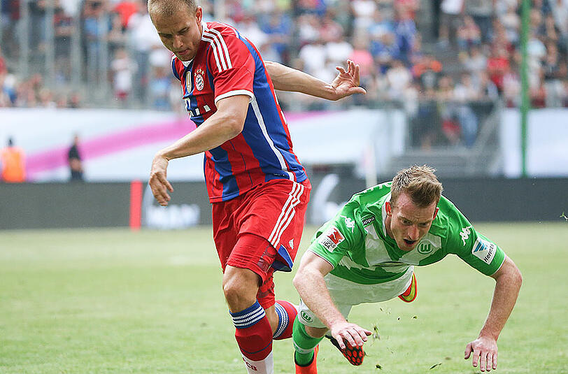 Holger Badstuber (l) und Wolfsburgs Maximilian Arnold