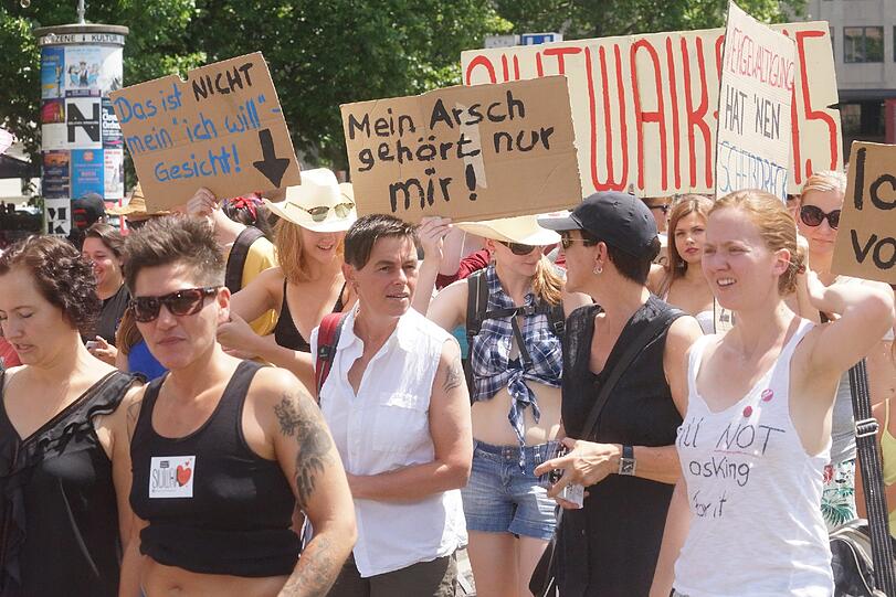 Am Samstag gingen beim "Slutwalk" hunderte Menschen auf die Straße. Er richtet sich gegen sexuelle Gewalt. Die Bilder!