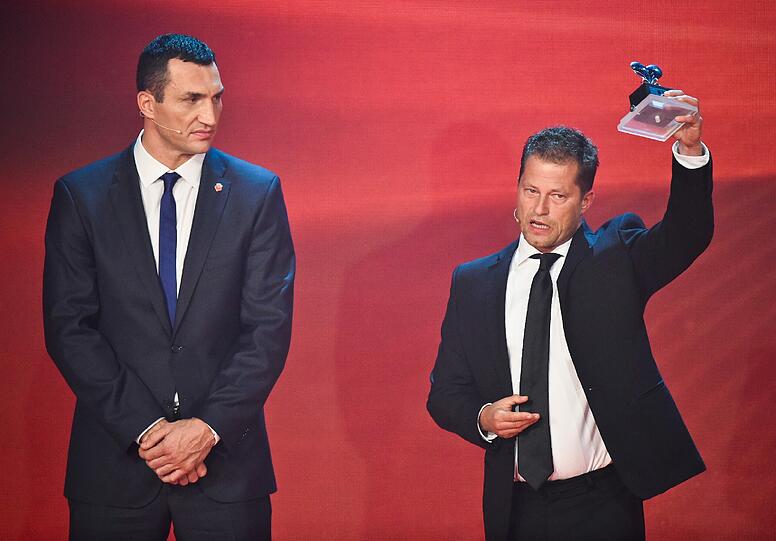 Til Schweiger neben seinem Laudator Wladimir Klitschko