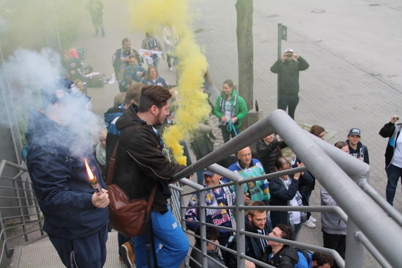 So sehen Sieger aus: Die umjubelten Jungs vom EHC beim Meister-Empfang in München.