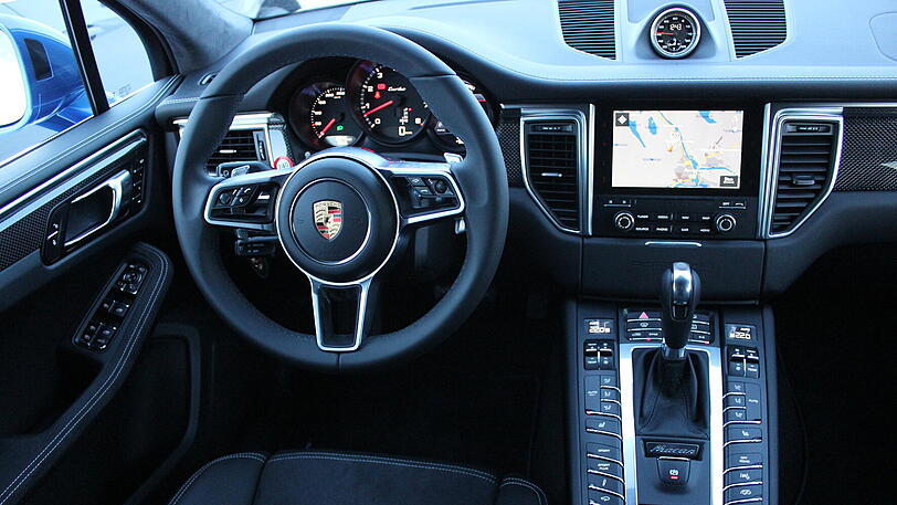 Sportlich und übersichtlich: das Cockpit des geschärften Porsche Macan Turbo.