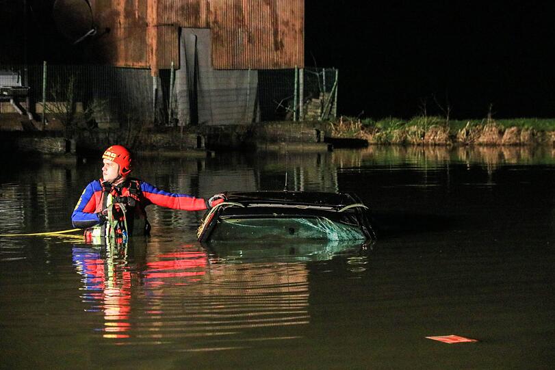 Das Auto landete mitten im Weiher. Die Bilder von dem kuriosen Unfall....