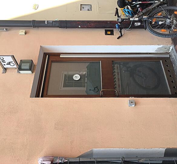 Das barrierefreie WC für Rollstuhlfahrer in der Steckengasse - gestern war es auch noch von einem Rad halb versperrt. Foto: cv