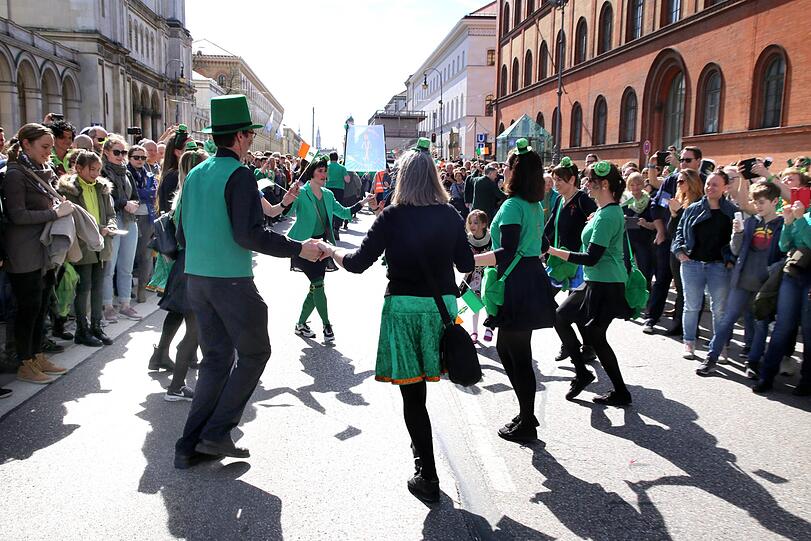 Am Sonntag marschierten bei strahlendem Sonnenschein die Teilnehmer der St.-Patricks-Day-Parade auf der Leopoldstraße in München.