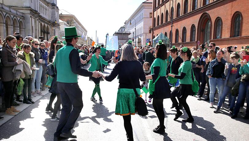Teilnehmer bei der St.-Patricks-Day-Parade auf der Leopoldstraße vor vier Jahren. (Archivbild) Teilnehmer bei der St.-Patricks-Day-Parade auf der Leopoldstraße vor vier Jahren. (Archivbild)