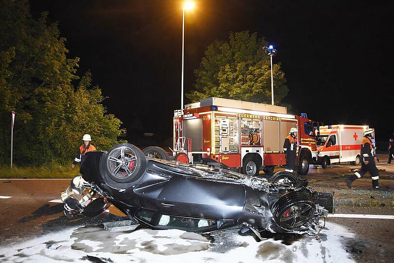 Bei einem schweren Verkehrsunfall bei Garching ist in der Nacht zum Montag eine Person ums Leben gekommen.