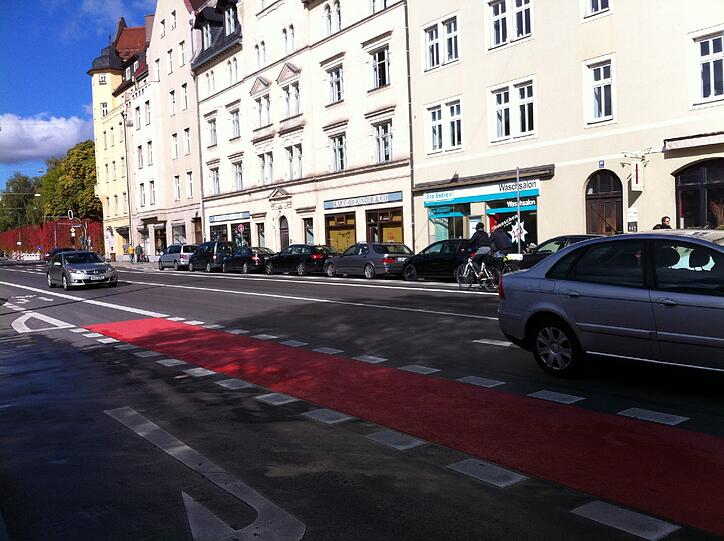 ... weiter führt der Streifen mal rot, mal mit weißen Linien markiert vorbei am Südfriedhof...