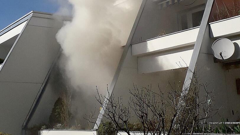 Die enorme Hitze des Fettbrands hat die Fenster der Wohnung in der Willibaldstraße zerspringen lassen. Dichte Rauchwolken steigen in den Himmel auf.