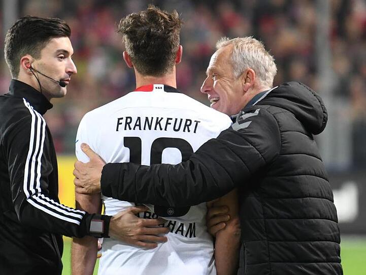 David Abraham (M.) entschuldigte sich nach seinem Rempler bei Freiburg-Trainer Christian Streich.
