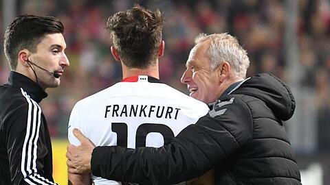 David Abraham (M.) entschuldigte sich nach seinem Rempler bei Freiburg-Trainer Christian Streich.