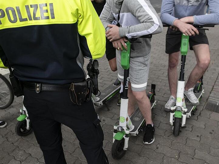 Polizisten kontrollieren E-Scooter-Fahrer in Berlin.