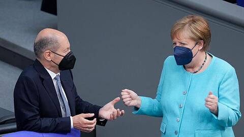 Angela Merkel über Olaf Scholz: "Ich hatte bei Herrn Scholz nicht immer den Eindruck, dass das Geld locker sitzt.".