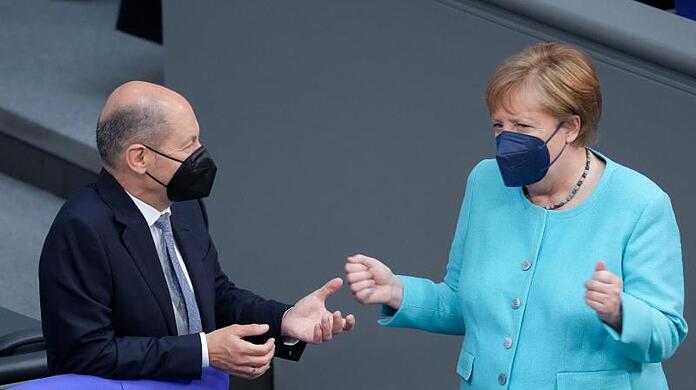Angela Merkel über Olaf Scholz: "Ich hatte bei Herrn Scholz nicht immer den Eindruck, dass das Geld locker sitzt.".