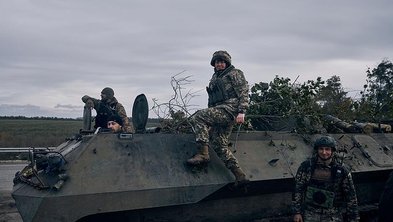 Ukrainische Soldaten und eine Soldatin (M) in der Nähe von Bachmut, Region Donezk.