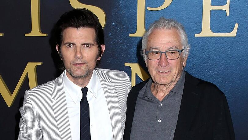 In "Der Kinderfl&uuml;sterer" spielen Adam Scott und Robert De Niro (r.) Vater und Sohn.