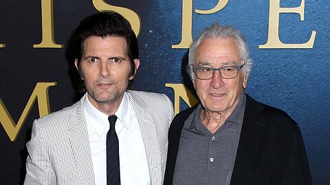 In "Der Kinderfl&uuml;sterer" spielen Adam Scott und Robert De Niro (r.) Vater und Sohn.
