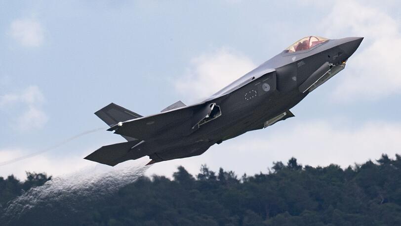 Ein Kampfjet vom Typ F-35 startet in Ramstein