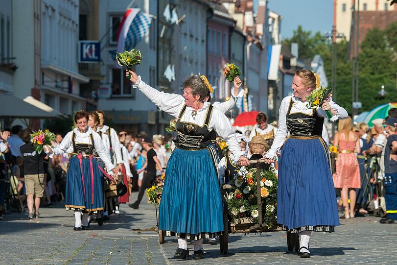 Schon am Freitag fan der traditionellen Auszugs zum Gäubodenvolksfest statt. Die Bilder!