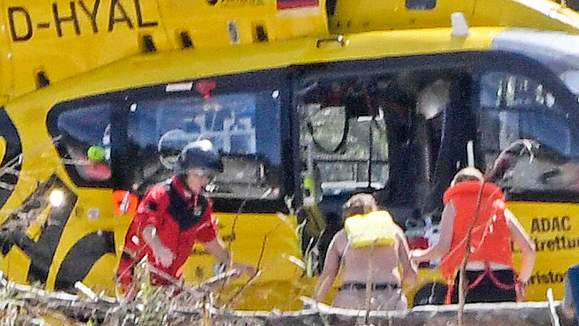 Dutzende Rettungskräfte und zwei Hubschrauber waren im Einsatz, um bei Straßlach fünf Personen und zwei Hunde aus der Isar zu retten. Die Bilder.
