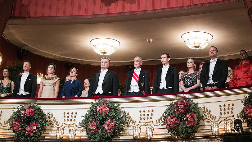 Clivia Treidl (l-r), BM Gernot Blümel, Maryna Poroschenko, Doris Schmidauer, der ukrainische Präsident Petro Poroschenko, Bundespräsident Alexander Van der Bellen, Bundeskanzler Sebastian Kurz mit Freundin Susanne Thier, der irische Ministerpräsident Leo Varadkar und Autorin Waris Dirie zu Gast beim Wiener Opernball.