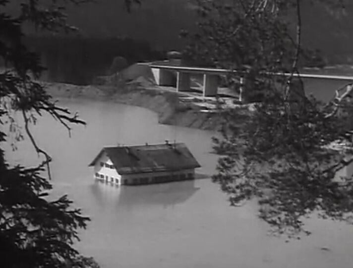 Ein Haus, das letzte Haus ragt noch aus den Fluten. Kurz darauf, 1959, wird es von Mittenwalder Gebirgsjägern gesprengt.