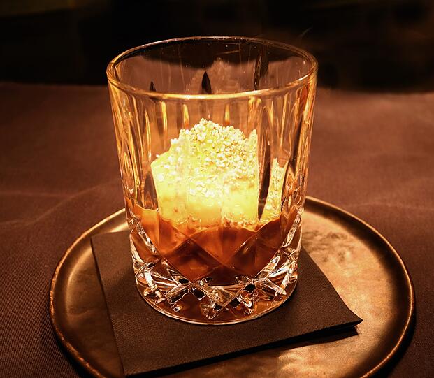 2. Gang: Maronen-Cappuccino, Grand-Marnier, Amaranth: Gar nicht so leicht hat es der Wein, sich neben dem sehr aromatischen Maronencremesüppchen mit Grand-Marnier-Espuma und gepufftem Amaranth zu behaupten &ndash; doch die locker-leichte, rote Kalterersee Auslese DOC &bdquo;Klassisch&ldquo; aus der Südtiroler Kellerei Kurtatsch schafft es.
