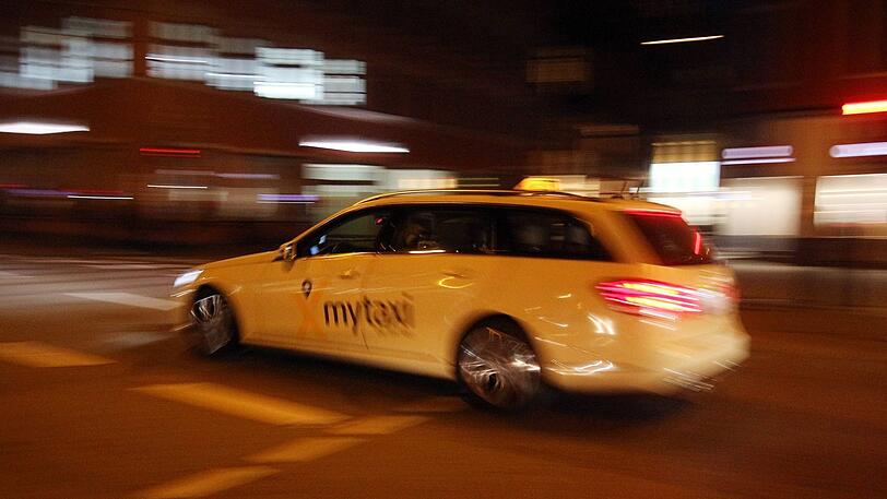 Die Polizei sucht den Taxifahrer und ermittelt zugleich gegen das Unfallopfer (Symbolbild).