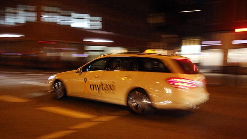 Die Polizei sucht den Taxifahrer und ermittelt zugleich gegen das Unfallopfer (Symbolbild). Die Polizei sucht den Taxifahrer und ermittelt zugleich gegen das Unfallopfer (Symbolbild).