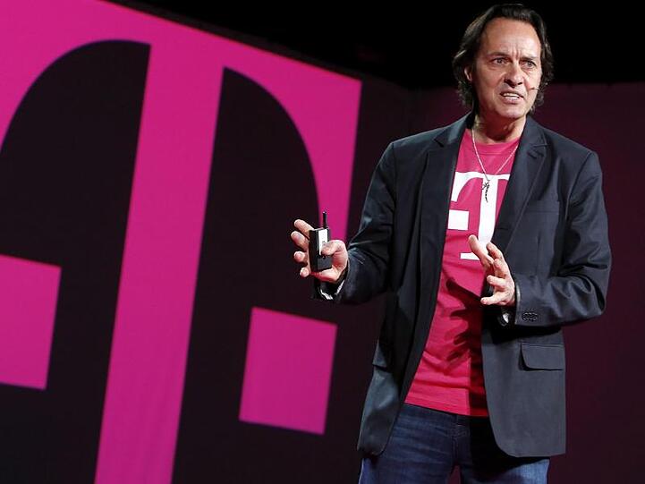 John Legere, Chef von T-Mobile US, gibt eine Pressekonferenz.