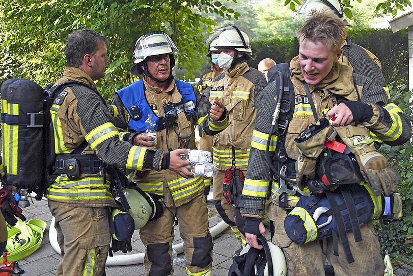 Rettungskräfte versorgten die Feuerwehrmänner mit Wasser.