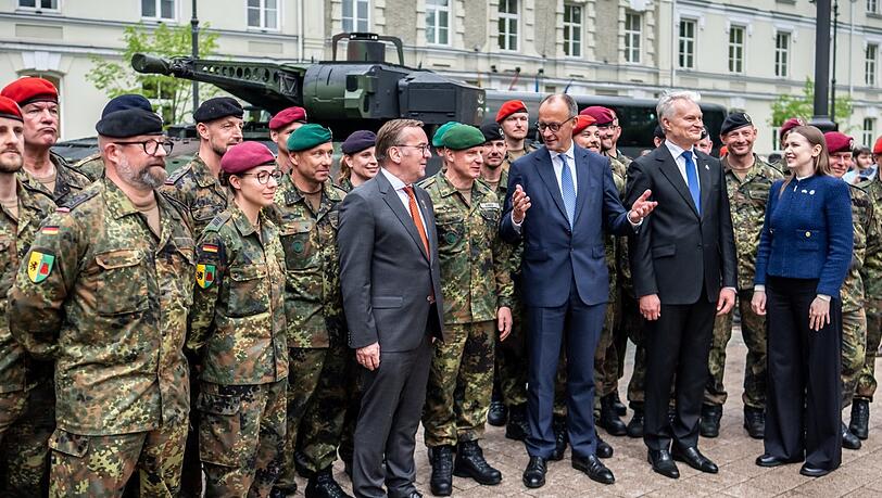 Bundeskanzler Friedrich Merz (CDU, 3.v.r.) neben Gitanas Nauseda (2.v.r.), Präsident von Litauen, Boris Pistorius (SPD, M.), Verteidigungsminister, sowie Dovile Sakaliene (r.), Verteidigungsministerin von Litauen, bei Soldaten der Panzerbrigade 45 in Litauen. Bundeskanzler Friedrich Merz (CDU, 3.v.r.) neben Gitanas Nauseda (2.v.r.), Präsident von Litauen, Boris Pistorius (SPD, M.), Verteidigungsminister, sowie Dovile Sakaliene (r.), Verteidigungsministerin von Litauen, bei Soldaten der Panzerbrigade 45 in Litauen.