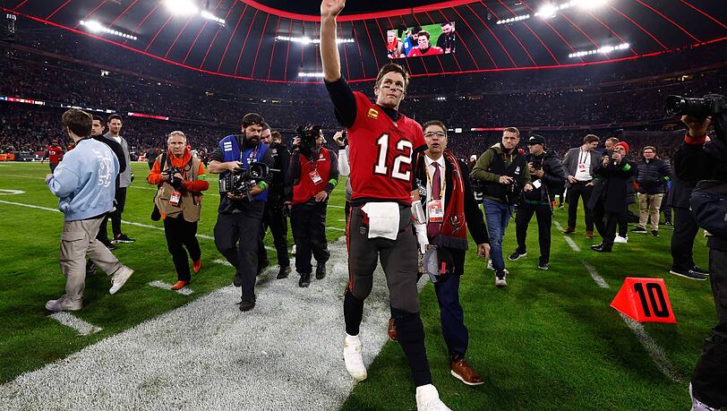 Die begeisterte Football-Legende Tom Brady verabschiedet sich nach der Partie im November 2022 von den Fans in Fröttmaning. Die begeisterte Football-Legende Tom Brady verabschiedet sich nach der Partie im November 2022 von den Fans in Fröttmaning.