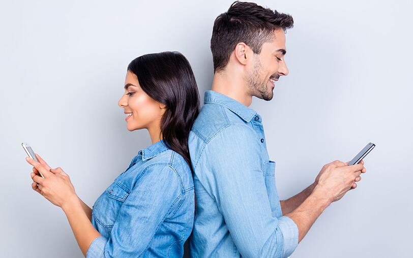Auf dem Sofa, bei der Arbeit, im öffentlichen Nahverkehr oder beim Essen - die meisten haben dabei das Smartphone immer griffbereit. Noch schnell Instagram checken, die Nachrichten auf WhatsApp lesen oder einfach nur News recherchieren. Klingt für Sie nicht weiter schlimm? Ist es auch nicht. Zum Problem wird es allerdings, wenn Sie dabei nicht alleine sind. Vor allem in der Partnerschaft kann das für den anderen sehr verletzend sein ... Auf dem Sofa, bei der Arbeit, im öffentlichen Nahverkehr oder beim Essen - die meisten haben dabei das Smartphone immer griffbereit. Noch schnell Instagram checken, die Nachrichten auf WhatsApp lesen oder einfach nur News recherchieren. Klingt für Sie nicht weiter schlimm? Ist es auch nicht. Zum Problem wird es allerdings, wenn Sie dabei nicht alleine sind. Vor allem in der Partnerschaft kann das für den anderen sehr verletzend sein ...