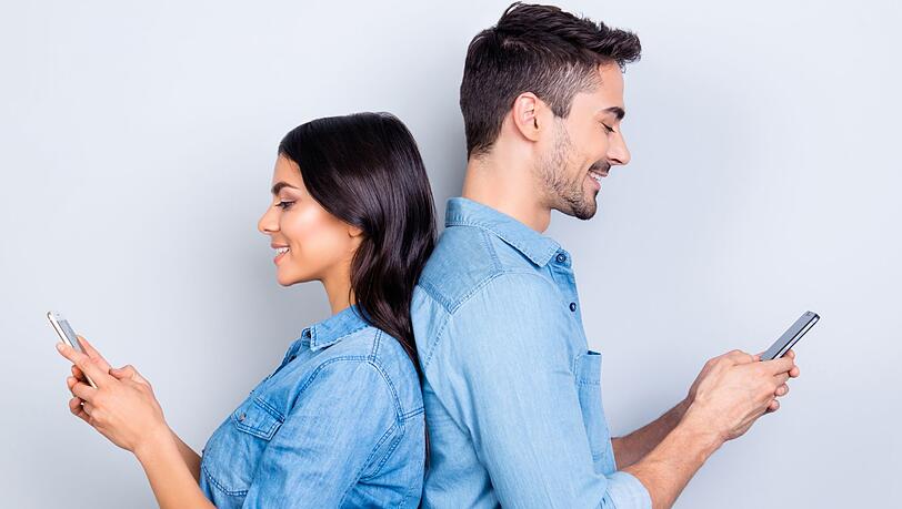 Auf dem Sofa, bei der Arbeit, im öffentlichen Nahverkehr oder beim Essen - die meisten haben dabei das Smartphone immer griffbereit. Noch schnell Instagram checken, die Nachrichten auf WhatsApp lesen oder einfach nur News recherchieren. Klingt für Sie nicht weiter schlimm? Ist es auch nicht. Zum Problem wird es allerdings, wenn Sie dabei nicht alleine sind. Vor allem in der Partnerschaft kann das für den anderen sehr verletzend sein ... Auf dem Sofa, bei der Arbeit, im öffentlichen Nahverkehr oder beim Essen - die meisten haben dabei das Smartphone immer griffbereit. Noch schnell Instagram checken, die Nachrichten auf WhatsApp lesen oder einfach nur News recherchieren. Klingt für Sie nicht weiter schlimm? Ist es auch nicht. Zum Problem wird es allerdings, wenn Sie dabei nicht alleine sind. Vor allem in der Partnerschaft kann das für den anderen sehr verletzend sein ...