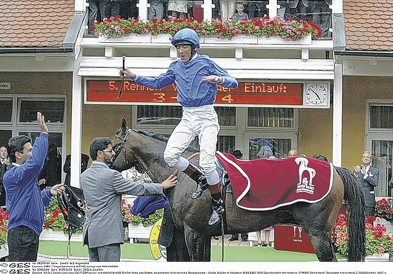 Der italienische Starjockey Frankie Dettori ist berühmt für seinen Siegersprung. Am Sonntag will er auch beim Großen Dallmayr-Preis in Riem gewinnen.Foto:GES/Augenklick