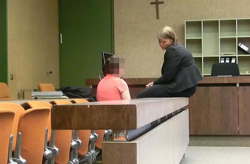 Vor der Verhandlung: Anwältin Annette von Stetten (r.) im Gespräch mit der Angeklagten Petra S.