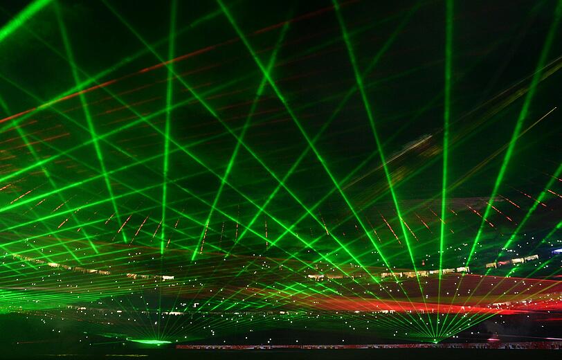 Mit einer stimmungsvollen Laser-Show bedankt sich der FC Bayern bei seinen Fans- Die Bilder!